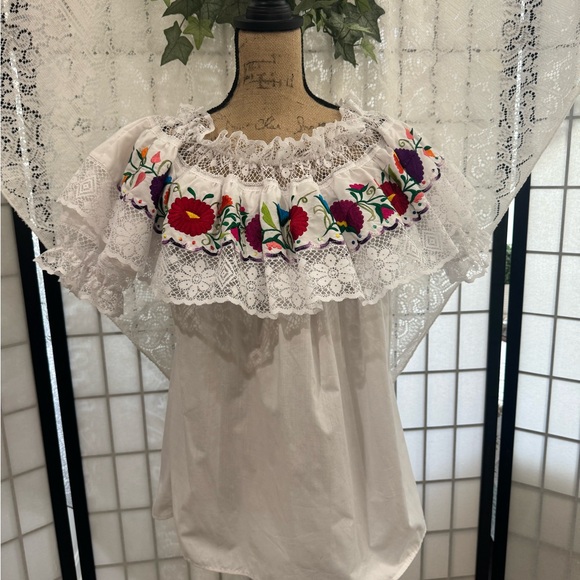 Mexican Short Sleeve Floral Embroidered Ruffle Neckline Blouse Women’s Size L - Picture 2 of 15